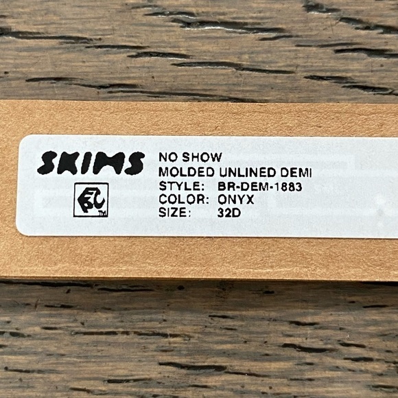 SKIMS No Show Molded Unlined Demi Bra - Picture 6 of 6
